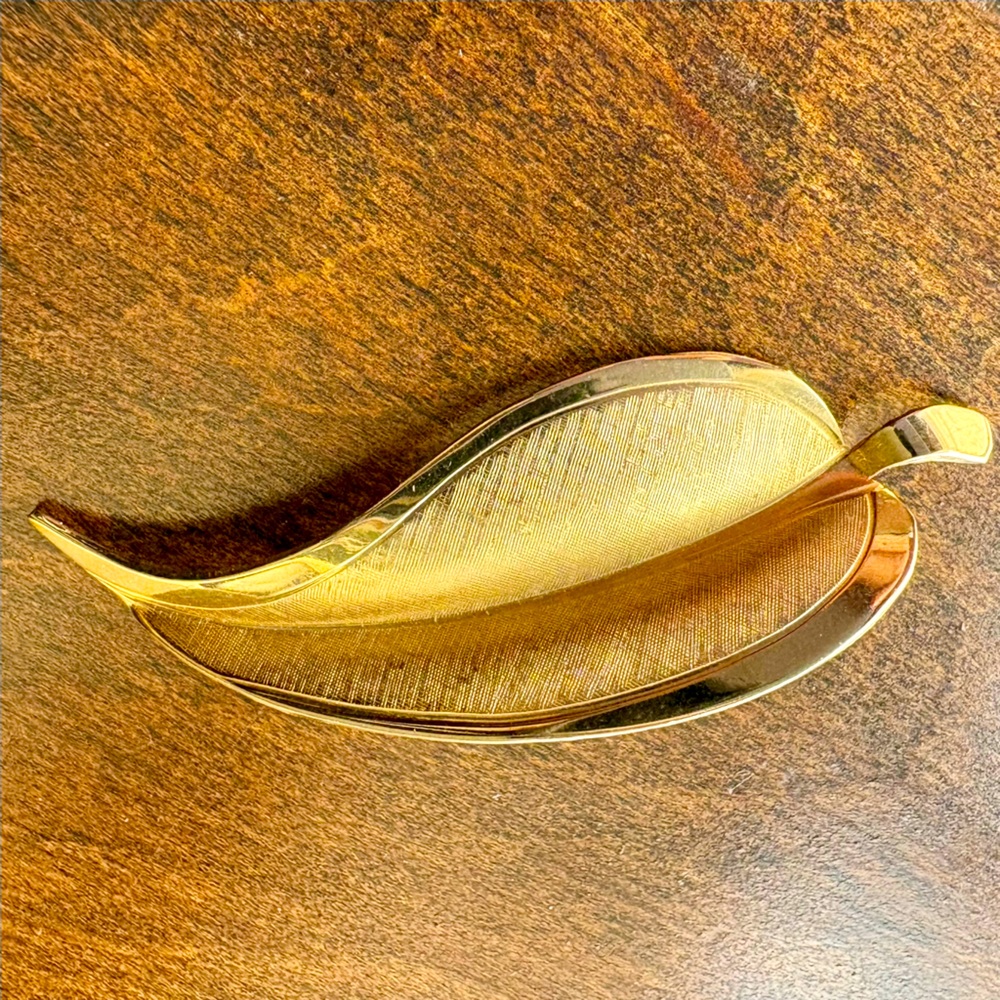 Vintage Giovanni Textured 10k‎ Gold Plated Classic Leaf Brooch Pin